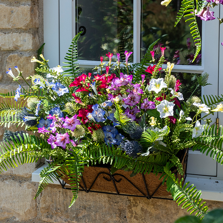Outdoor artificial plants and décor